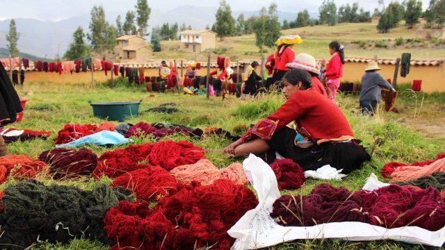tour-land-of-weaver-full-day- red wools-cusco-peru